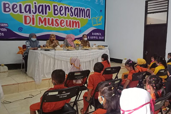 Belajar di Museum Maros