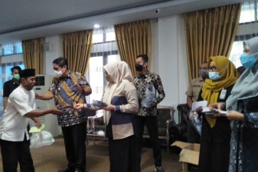 Bupati dan Wabup Maros Bagikan Bingkisan ke Pejuang Adipura