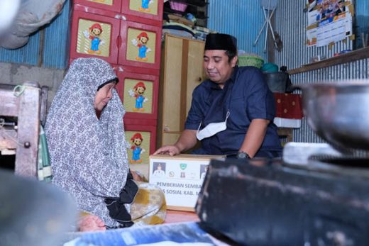 Bupati Maros Kunjungi Kaum Duafa di Malam Lebaran