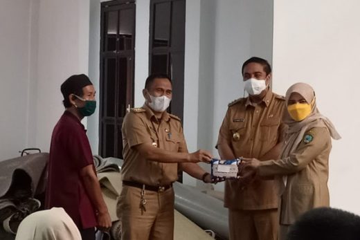 Pemkab Maros Salurkan Zakat untuk Guru Mengaji