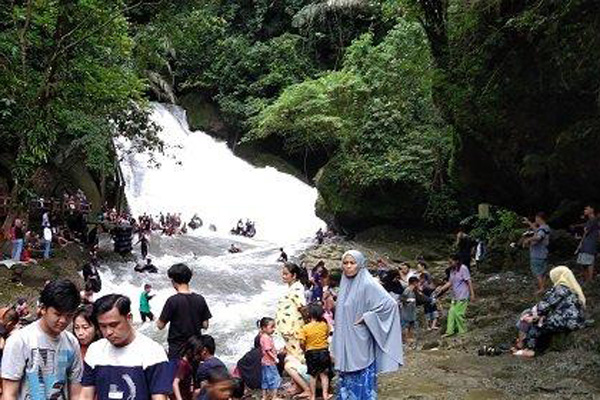 Suasana wisata alam air terjun Bantimurung Maros