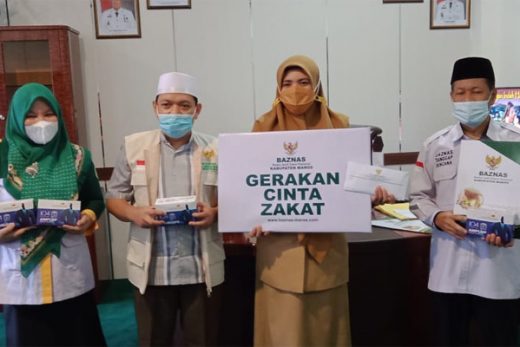 Wakil Bupati Maros Salurkan Zakat ke Baznas