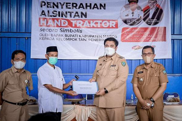 Pemkab Maros Salurkan Bantuan Traktor kepada Kelompok Tani