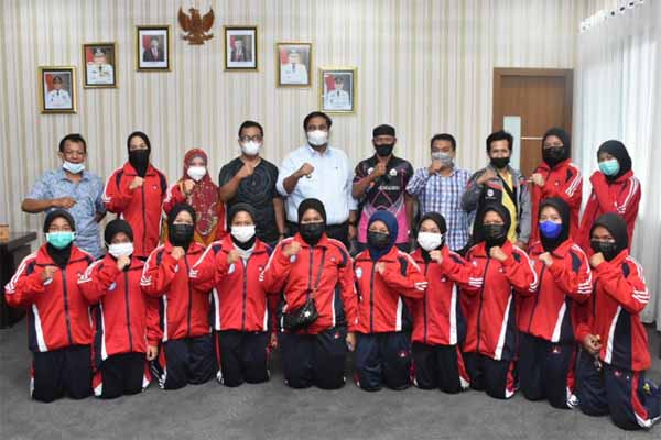 Bupati Maros Chaidir Syam bersama tim voli putri Maros