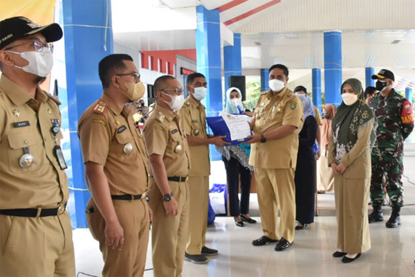 Pemkab Maros Serahkan Bantuan Logistik Pasien Covid-19