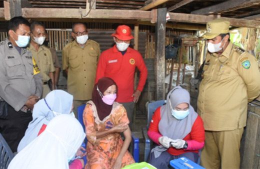 Bupati Maros Pantau Vaksinasi Covid-19 di Rumah Warga Soreang