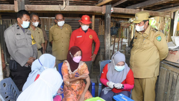 Vaksinasi Covid-19 di rumah warga di Maros