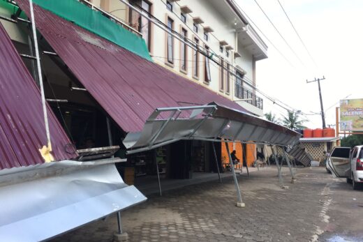 Diterjang Angin, Kanopi Toko Roti di Maros Roboh