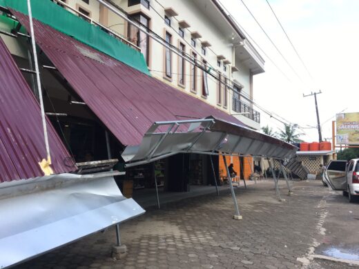 Diterjang Angin, Kanopi Toko Roti di Maros Roboh