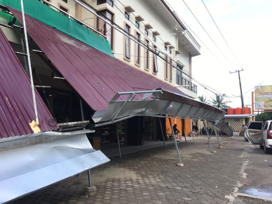 Diterjang Angin, Kanopi Toko Roti di Maros Roboh