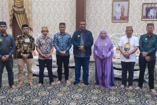 Chaidir Syam dan Ibundanya diberi Pin Wija Datu Ulaweng