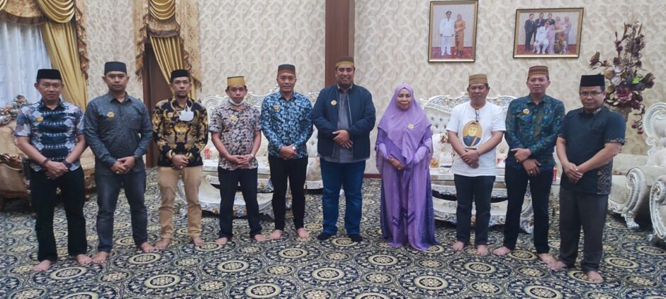 Chaidir Syam dan Ibundanya diberi Pin Wija Datu Ulaweng