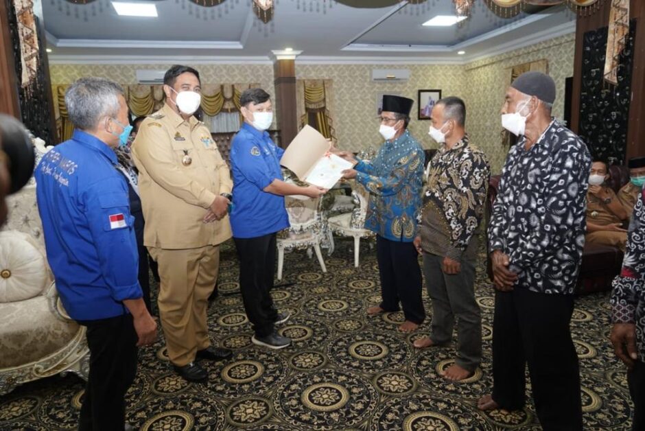 Wamen Agraria dan Tata Ruang Serahkan Sertifikat Tanah Gratis ke Warga Maros
