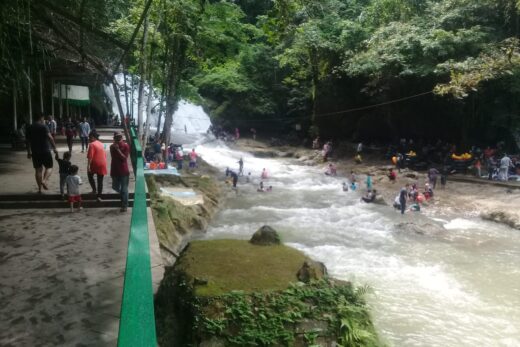Masuk Minggu Ceria 4000 Pengunjung Air Terjun Bantimurung