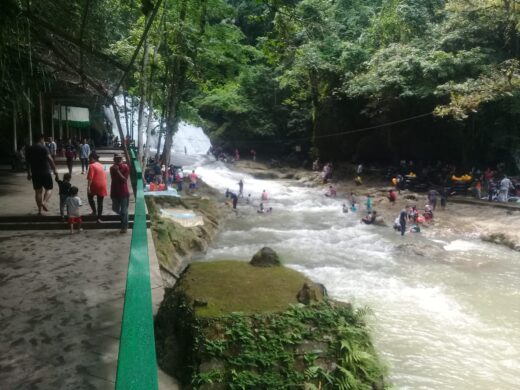 Masuk Minggu Ceria 4000 Pengunjung Air Terjun Bantimurung
