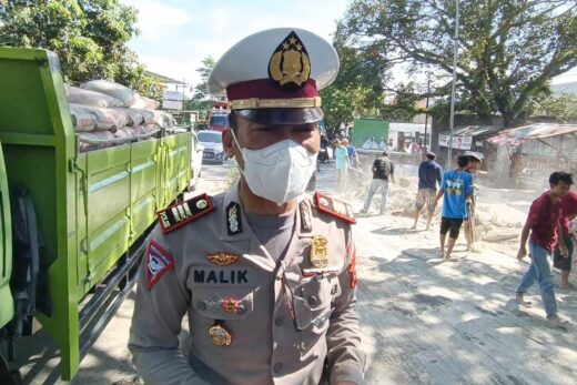 Truk Bermuatan Semen Tonasa Terbalik, Kemacetan Panjang Terjadi di Jalan Poros Maros-Makassar