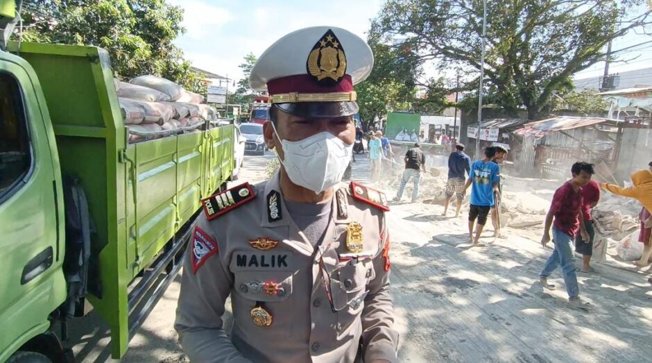 Truk Bermuatan Semen Tonasa Terbalik, Kemacetan Panjang Terjadi di Jalan Poros Maros-Makassar