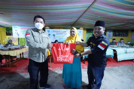 Sambangi Warga Kepulauan, PT Semen Tonasa Berbagi bersama Masyarakat