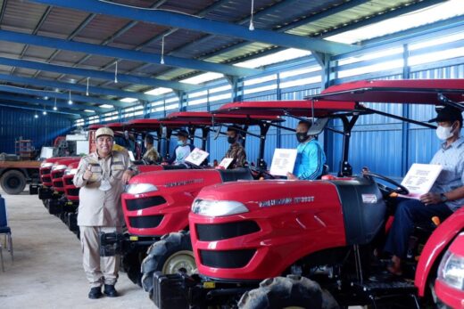 Serahkan 7 Alsintan, Bupati Harap Produksi Pertanian Meningkat