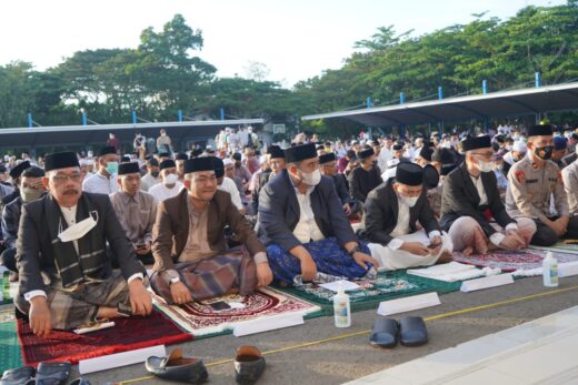 Bupati Maros Chaidir Syam Salat Idulfitri Bareng Warga di Lapangan Pallantikang