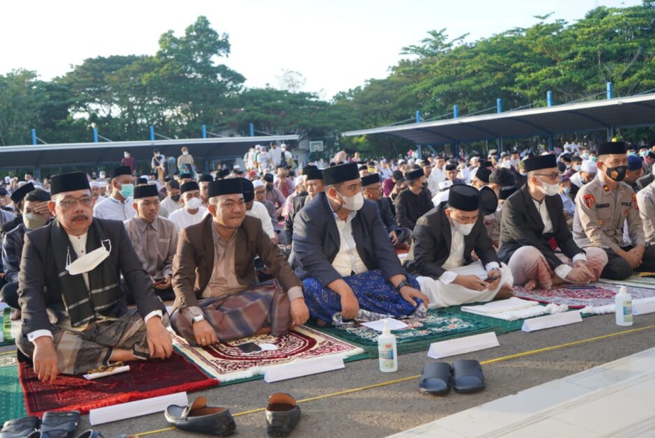 Bupati Maros Chaidir Syam Salat Idulfitri Bareng Warga di Lapangan Pallantikang