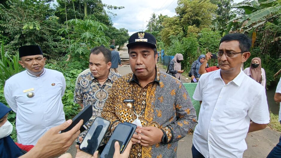Bupati Maros Bersama Komisi 2 DPRD Maros Tinjau Jembatan Ambruk di Tompobulu