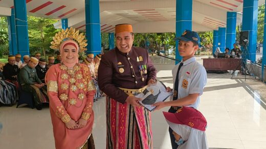 Pemkab Maros Bagi-Bagi 14 Ribu Pasang Seragam Sekolah
