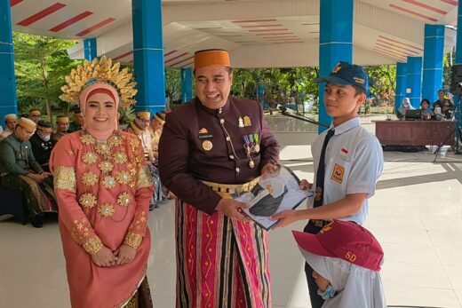 Pemkab Maros Bagi-Bagi 14 Ribu Pasang Seragam Sekolah