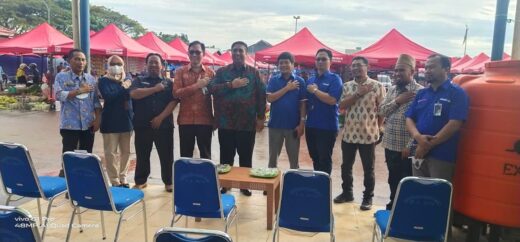 Bupati Maros Salurkan Tenda Lipat ke Pedagang Pasar Subuh Tramo Butta Salewangan