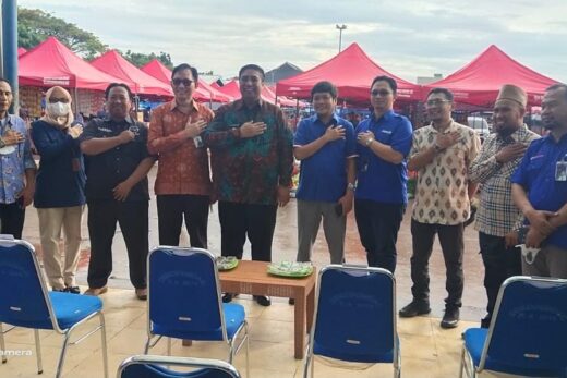 Bupati Maros Salurkan Tenda Lipat ke Pedagang Pasar Subuh Tramo Butta Salewangan