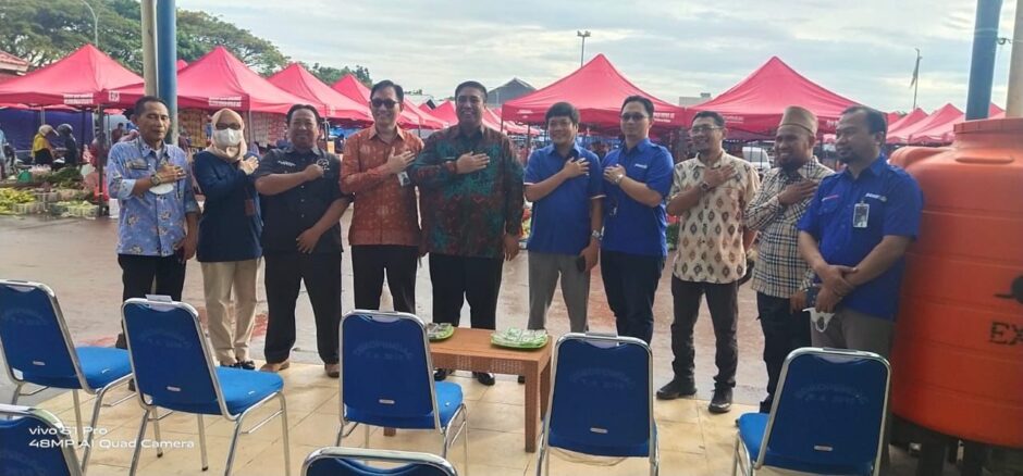 Bupati Maros Salurkan Tenda Lipat ke Pedagang Pasar Subuh Tramo Butta Salewangan