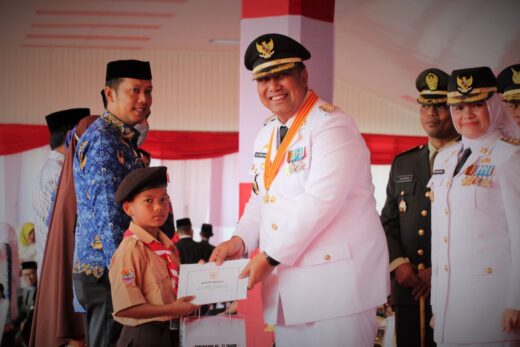 Bocah Viral Pemanjat Tiang Bendera Mendapat Hadiah Khusus Dari Pemkab Maros