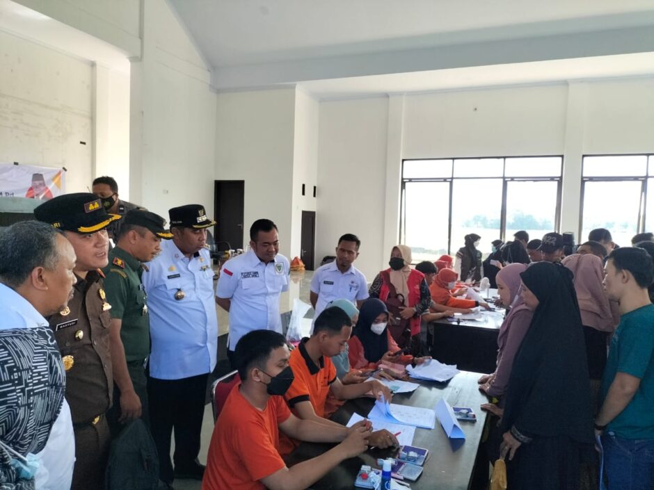 Bupati Maros Bersama Forkopimda Pantau Penyaluran BLT BBM di Kecamatan Lau