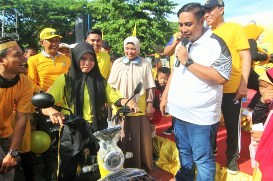 Chadiri Syam dan Suhartina Bohari Ikut Jalan Sehat HUT Partai Golkar