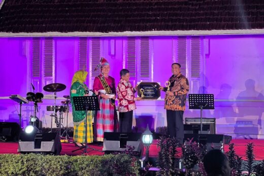 Bupati Maros Mendapat Anugerah Sebagai Kepala Daerah Peduli Penyiaran Dari KPID Sulsel