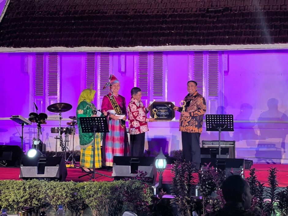 Bupati Maros Mendapat Anugerah Sebagai Kepala Daerah Peduli Penyiaran Dari KPID Sulsel