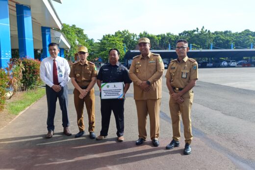 Pemkab Maros Serahkan 70 Tenda Kepada Par Pedagang Pasar Tramo