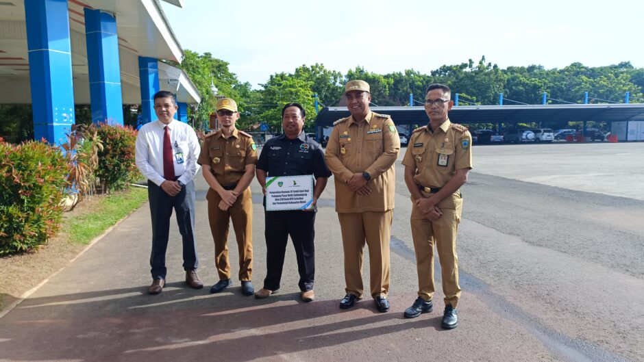 Pemkab Maros Serahkan 70 Tenda Kepada Par Pedagang Pasar Tramo
