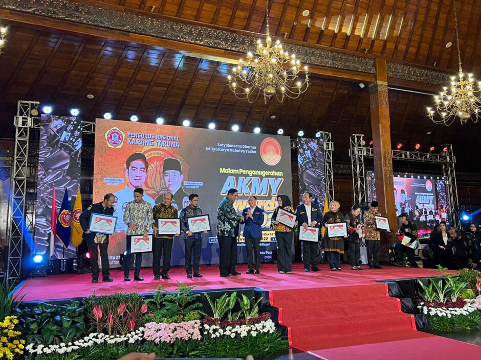 Bupati Maros Raih Penghargaan Satya Lencana Aditya Karya Mahatva Yodha