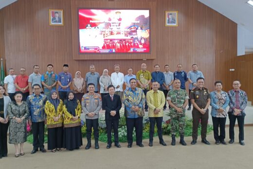 Lemkapi Berikan Penghargaan “Presisi Award” Kepada Forkopimda Maros