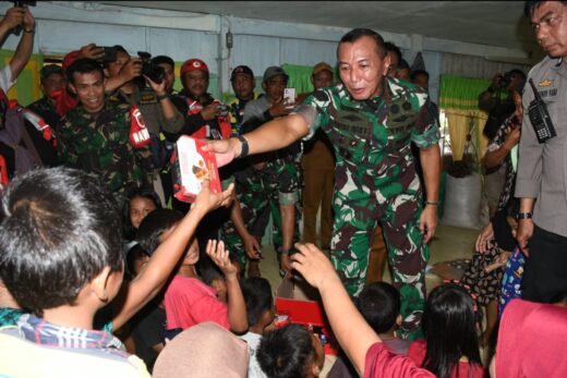 Kunjungi Korban Banjir Menggunakan Perahu Karet, Pangdam XIV/Hsn Bagikan Sembako