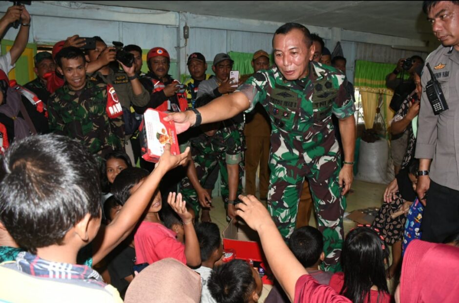 Kunjungi Korban Banjir Menggunakan Perahu Karet, Pangdam XIV/Hsn Bagikan Sembako