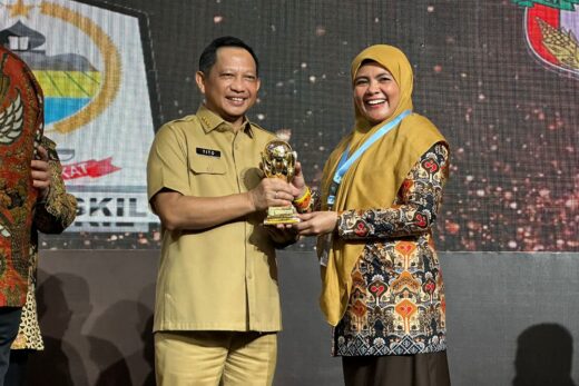 Pemkab Maros Terima Penghargaan Universal Health Coverage (UHC) Award Dari BPJS Kesehatan 2023