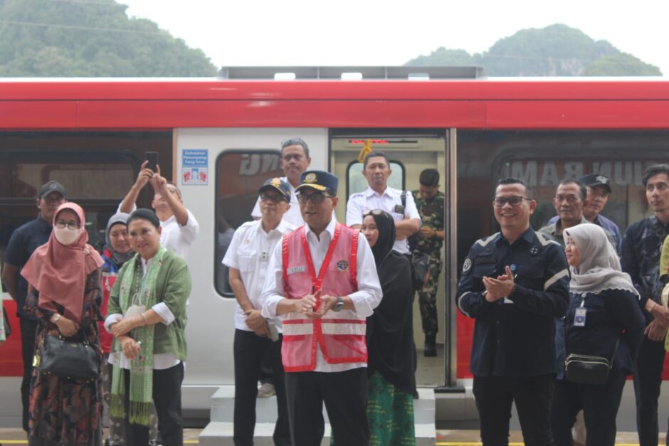 Jelang Kedatangan Presiden, Menhub Bersama Bupati Maros Tinjau Kesiapan Kereta Api Sulawesi
