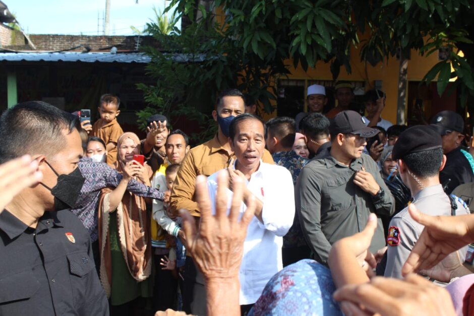 Warga Maros Rela Antre Sejak Subuh Demi Bertemu Presiden Jokowi
