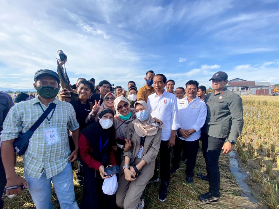 Bersama Bupati Maros Presiden Joko Widodo Panen Raya Padi di Maros Baru