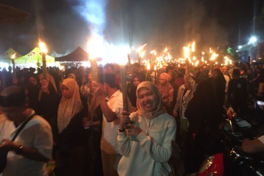 Jelang Lebaran, Ribuan Masyarakat Maros Ikut Pawai 1000 Obor