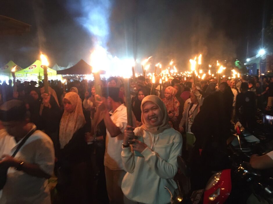 Jelang Lebaran, Ribuan Masyarakat Maros Ikut Pawai 1000 Obor