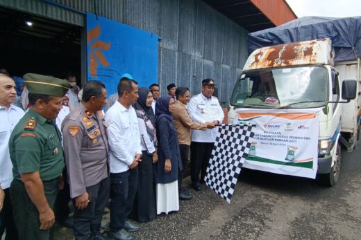 Pemkab Maros Bersama Bulog Salurkan Bantuan Pangan ke 28.719 Keluarga Penerima Manfaat