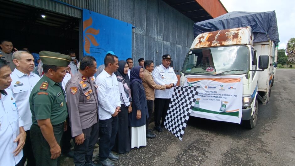 Pemkab Maros Bersama Bulog Salurkan Bantuan Pangan ke 28.719 Keluarga Penerima Manfaat